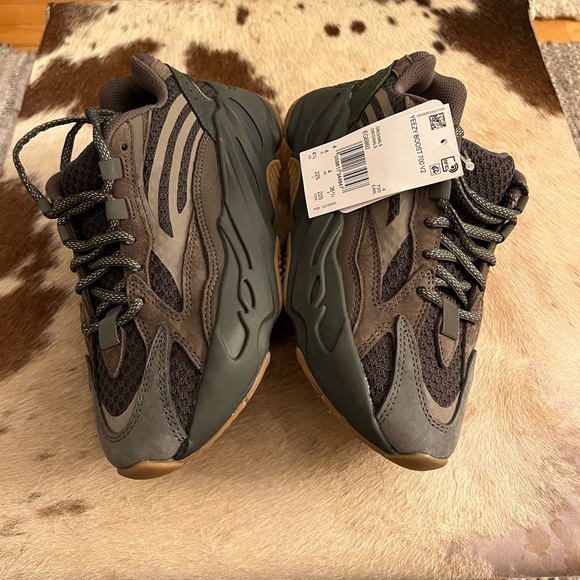 Adidas Yeezy Boost 700 V2 ‘Geode’ 🪨 - Picture 4 of 10